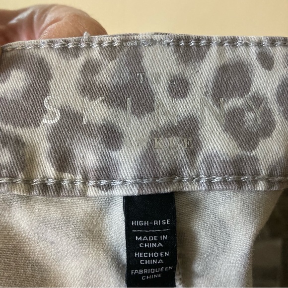 White House Black Market WHBM Jeans Cheetah Print Size Large - Picture 5 of 12